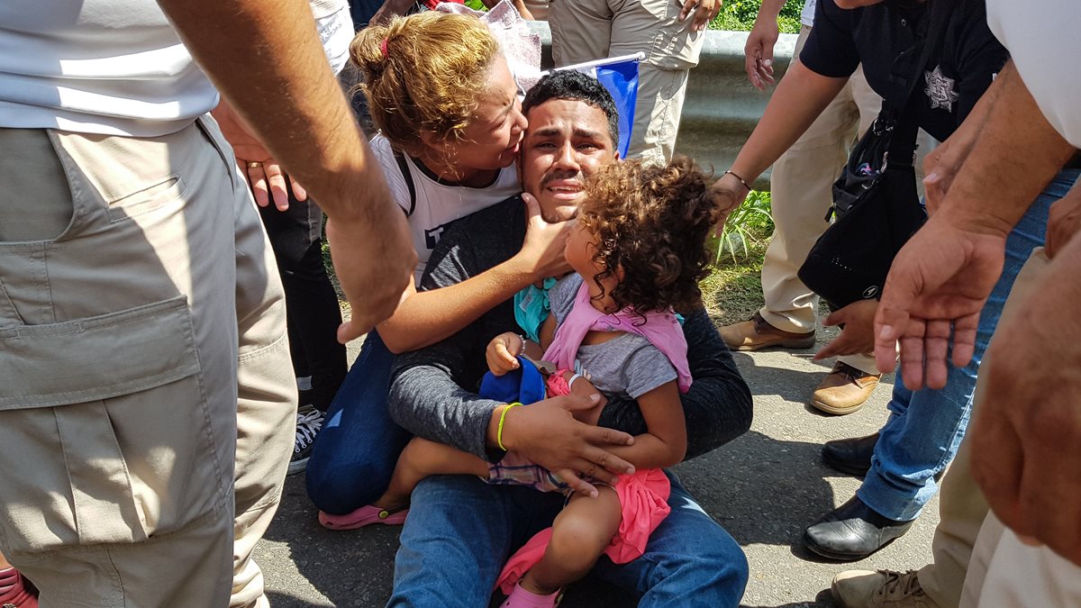Migrantes hondureños son detenidos entre gritos de niños. (Foto Prensa Libre: Cortesía agencia Xinhua)