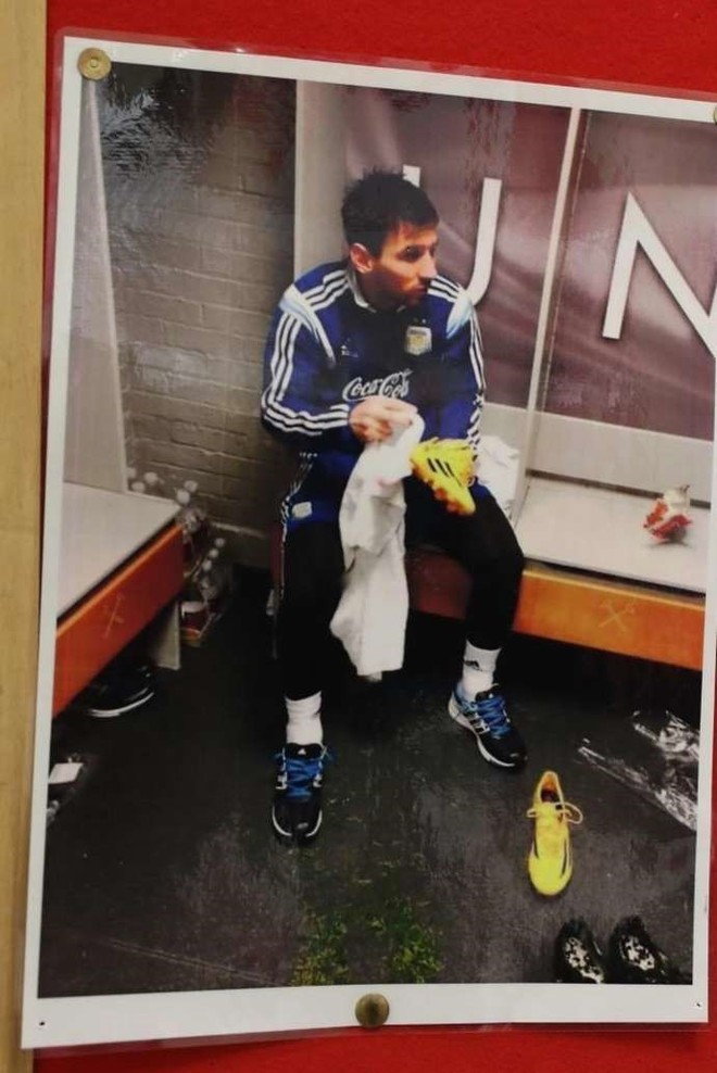La fotografía de Messi limpiando sus zapatos que se encuentra en un camerino de la academia del United.  (Foto Prensa Libre: Olé)