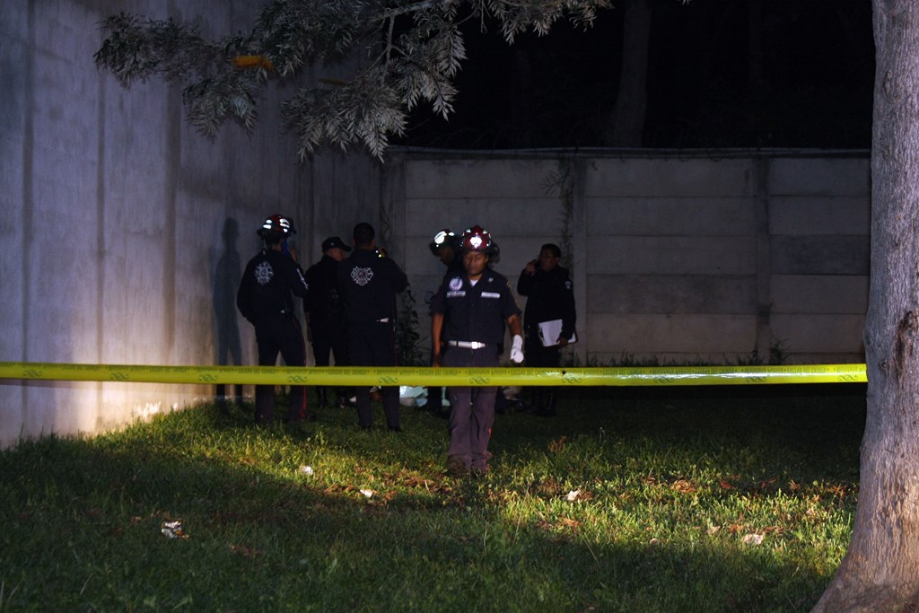Lugar donde quedó el cadáver de Emilio Alquijay, en Antigua Guatemala. (Foto Prensa Libre: Renato Melgar).