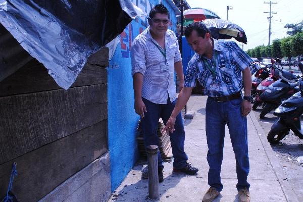 Trabajadores ediles muestran un hidrante  en el metamercado de Coatapeque, Quetzaltenango.