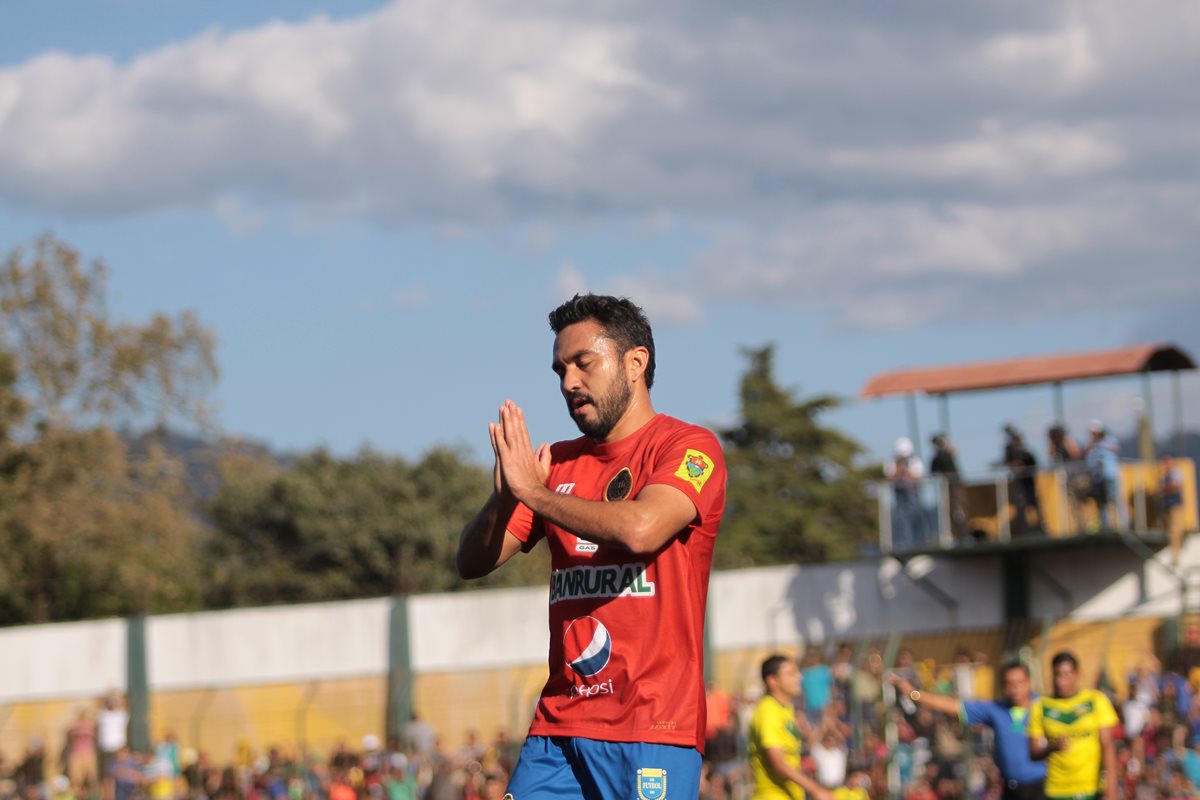 Así festejó Carlos Kamiani Félix después de anotar el primer gol. (Foto Prensa Libre: Jesús Cuque)