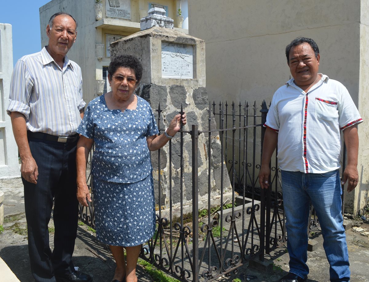 Vecinos visitan tumba donde descansan los restos del médico Celerino Guillén y Ancheitas. (Foto Prensa Libre: Édgar Octavio Girón)