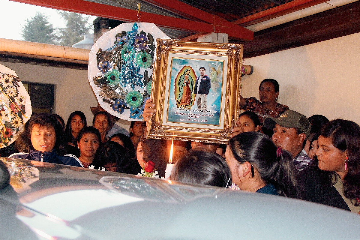 Pobladores de San Andrés Semetabaj  velan el cuerpo de Moisés Ismael Locon Yac, migrante guatemalteco quien falleció en Nueva York.