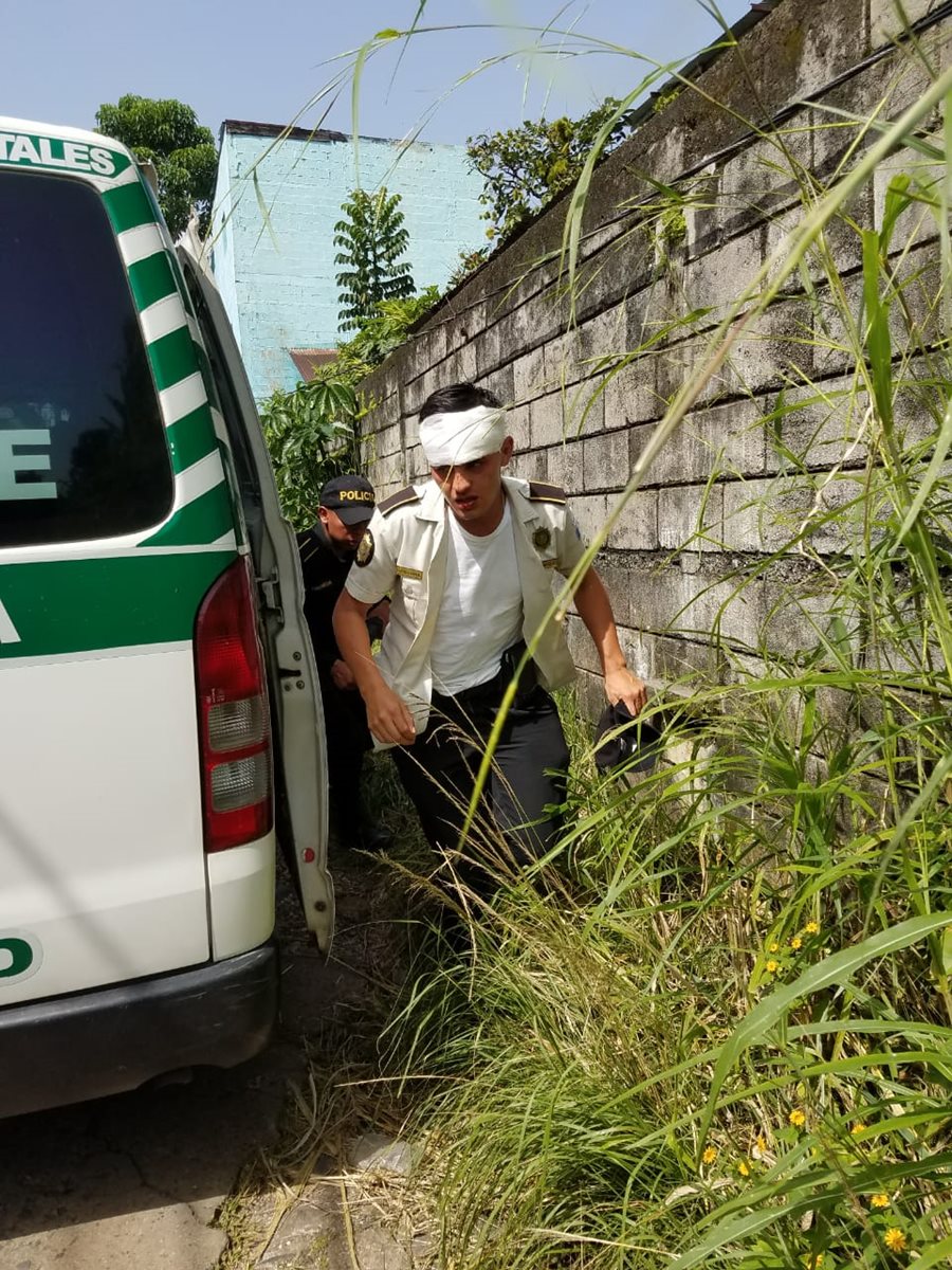 Un agente de la PNC es trasladado al Seguro Social por los Bomberos Municipales Departamentales. (Foto Prensa Libre: Hemeroteca PL)