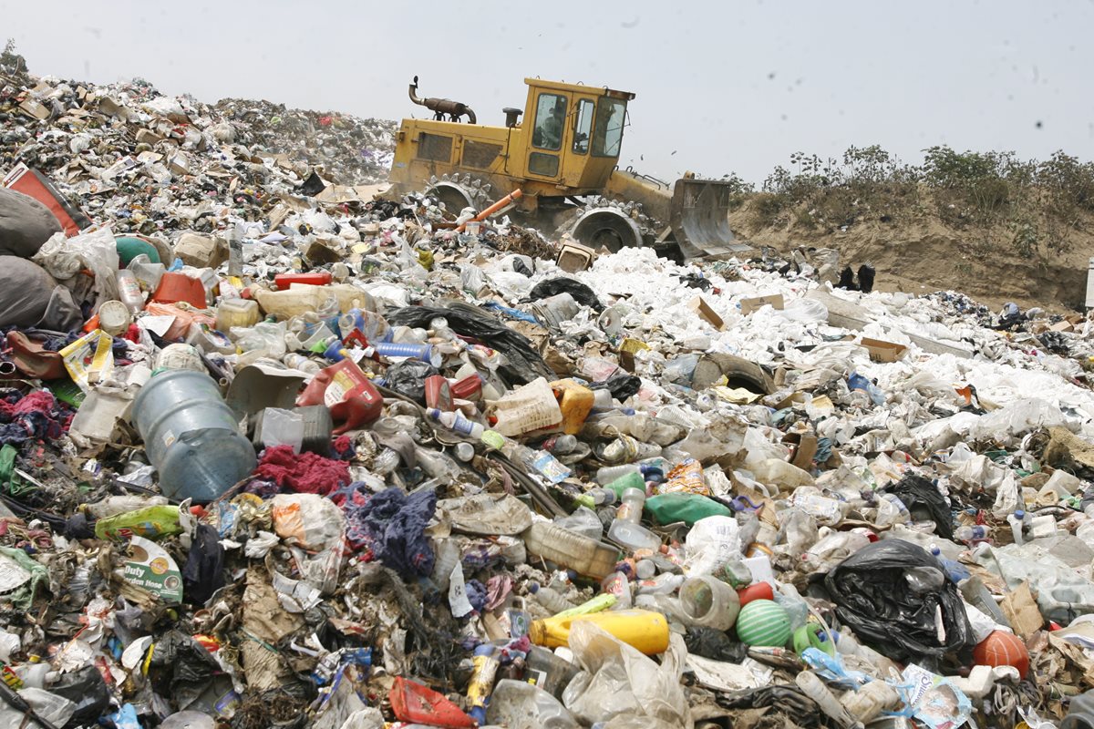 Una sola bolsa plástica puede tardar hasta 500 años en descomponerse, liberando además sustancias tóxicas al ambiente. (Foto Prensa Libre: Hemeroteca PL)