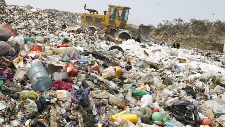Una sola bolsa plástica puede tardar hasta 500 años en descomponerse, liberando además sustancias tóxicas al ambiente. (Foto Prensa Libre: Hemeroteca PL)