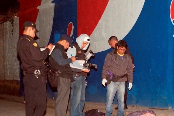 Autoridades trabajan en el lugar donde fue encontrado el cadáver de una mujer, en Santa Cruz del Quiché. (Foto Prensa Libre: Óscar Figueroa)<br _mce_bogus="1"/>