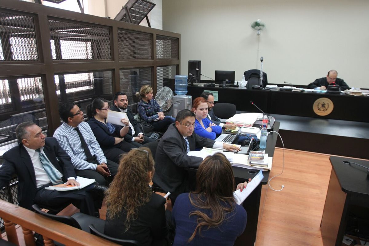 Cinco de los 19 citados en el proceso de plazas fantasma en el Congreso, acuden al Juzgado Quinto Penal. (Foto Prensa Libre: Érick Avila)