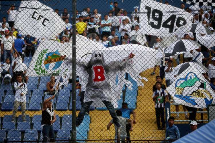 Varios aficionados cremas se vistieron como fantasmas con una B pintada en el pecho. (Foto Prensa Libre: EFE)