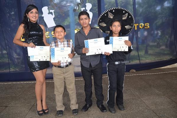 Los ganadores de las diferentes categorías recibieron un diploma de  reconocimiento y un incentivo económico.  (Foto Prensa Libre: Jorge  Tizol) 
