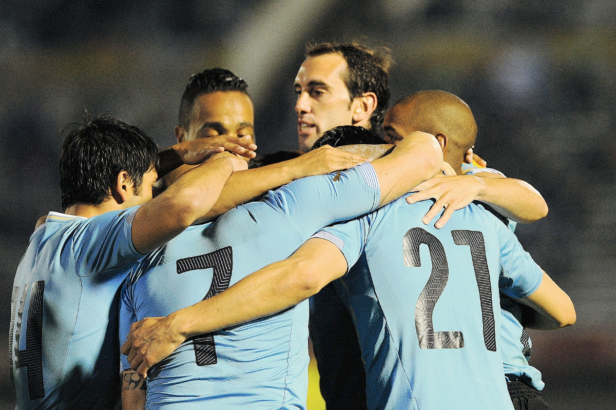 Godín jugó ante Guatemala en el partido amistoso que se llevó a cabo en Montevideo el sábado. (Foto Prensa Libre: AFP)