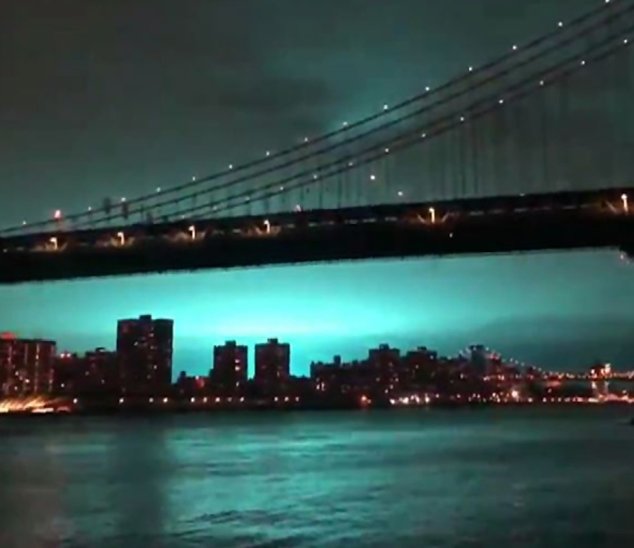 Así se veía el cielo en Queens, Nueva York, a causa de la explosión de un tranformador de energía. (Foto Prensa Libre: AFP)