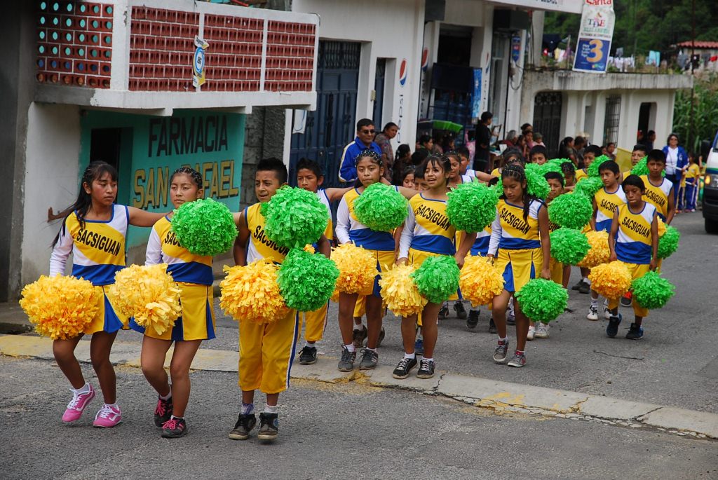 Estudiantes desfilan en la aldea Monte Mercedes Sacsiguán para celebrar a la Virgen de Mercedes. (Foto Prensa Libre: Édgar Sáenz)