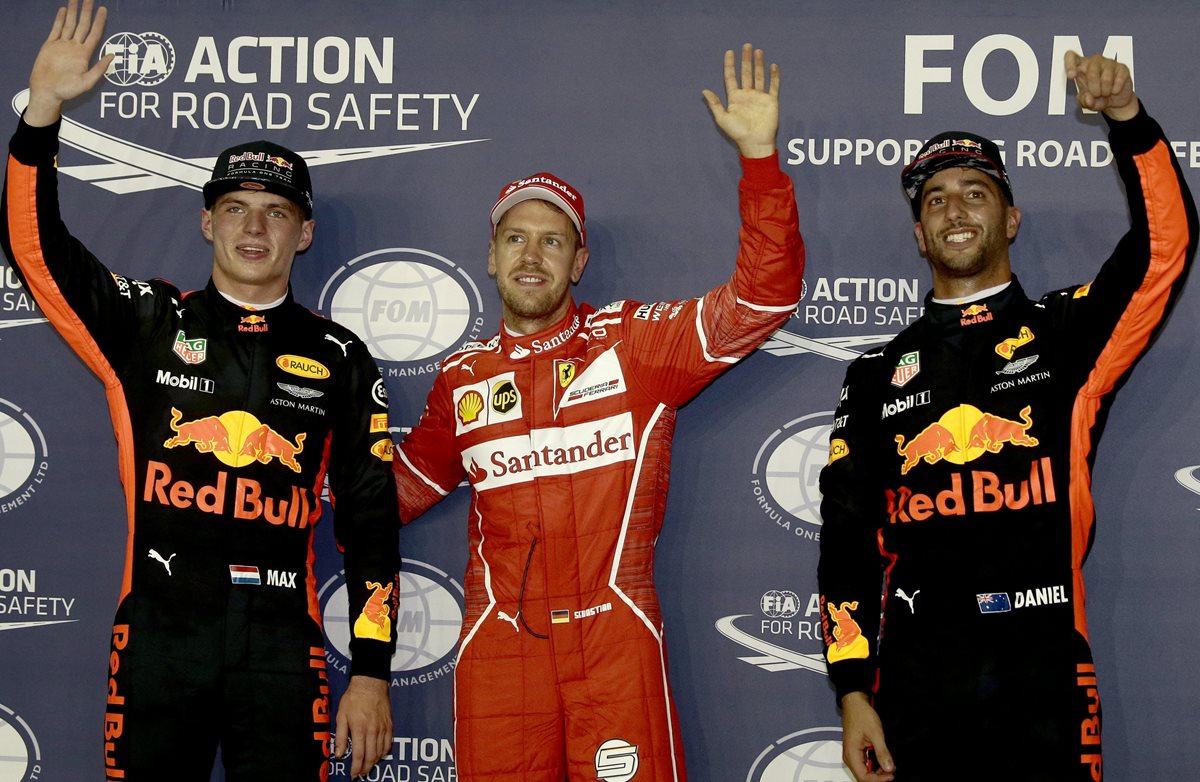 Vettel celebra luego de conseguir el primer puesto de la parrilla de salida en Singapur. (Foto Prensa Libre: EFE)