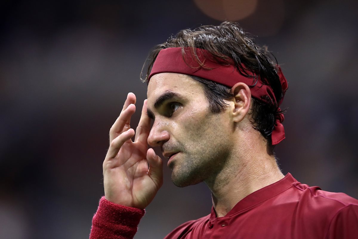Roger Federer se lamenta después de quedar eliminado del US Open 2018. (Foto Prensa Libre: AFP)