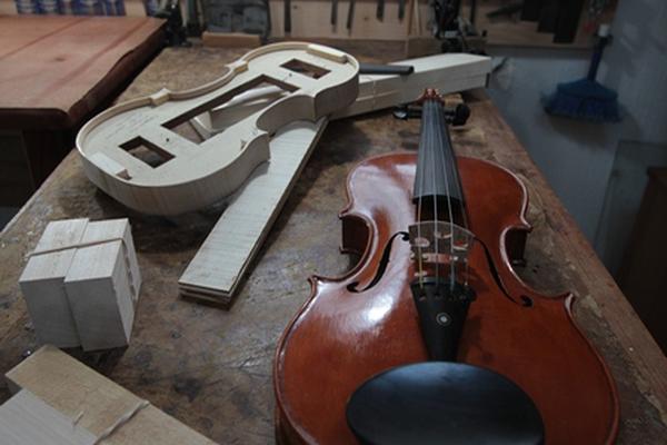 El oficio de los lutieres requiere paciencia y dedicación