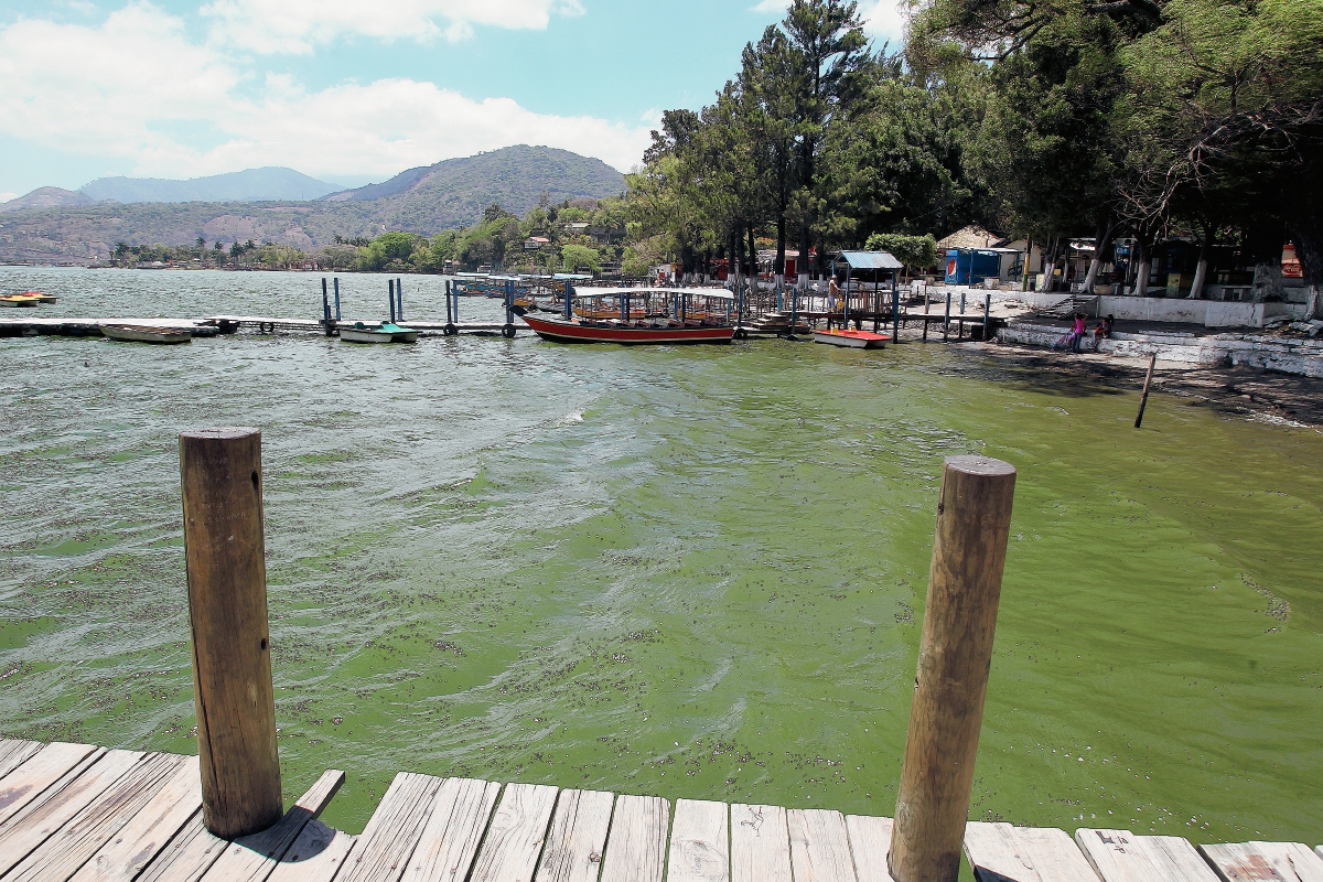 En el lado público del lago de Amatitlán, aún se observan turistas.
