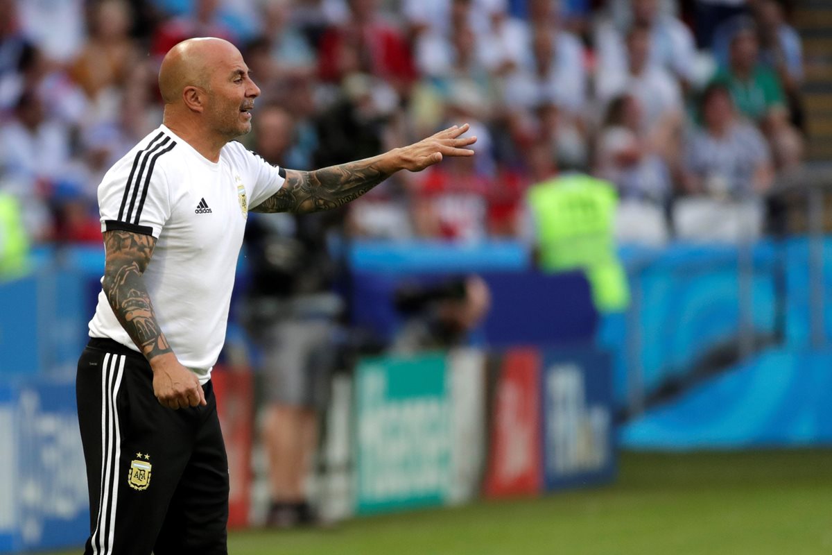 El técnico argentino Jorge Sampaoli reacciona durante el partido Francia-Argentina, de octavos de final del Mundial de Fútbol de Rusia 2018. (Foto Prensa Libre: EFE)