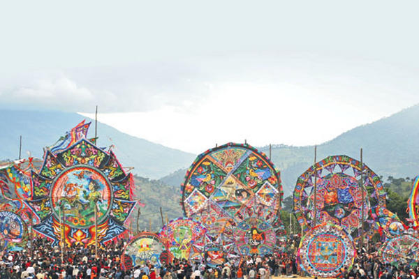 Los discos multicolores de papel  contrastan con el paisaje de Sumpango, Sacatepéquez, en el Festival de Barriletes Gigantes, que se celebra el 1 de noviembre Día de Todos los Santos.