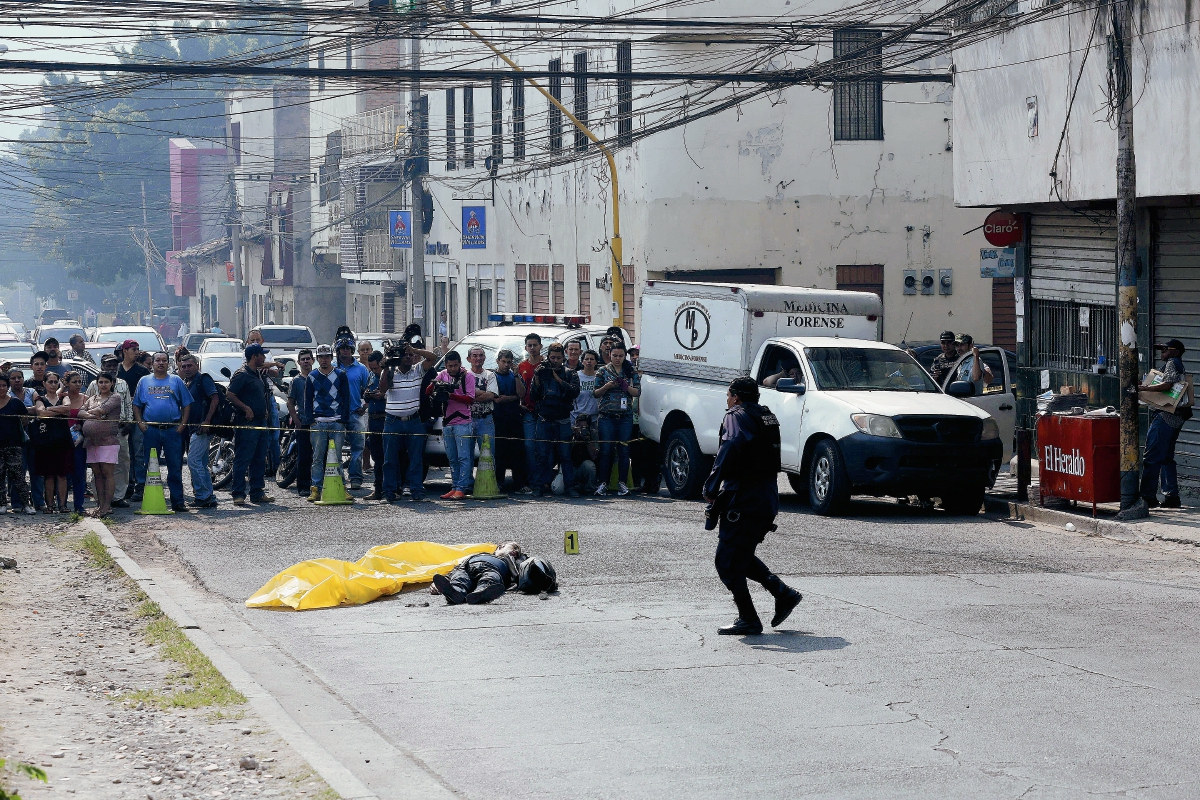 El cadáver de Cristel Joctan López, fue asesinado por hombres armados intentaron robar su motocicleta en Tegucigalpa, Honduras. (Foto Prensa Libre:AFP).