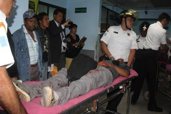 Heridos en su ingreso a la emergencia del Hospital General. (Foto Prensa Libre: CBV)