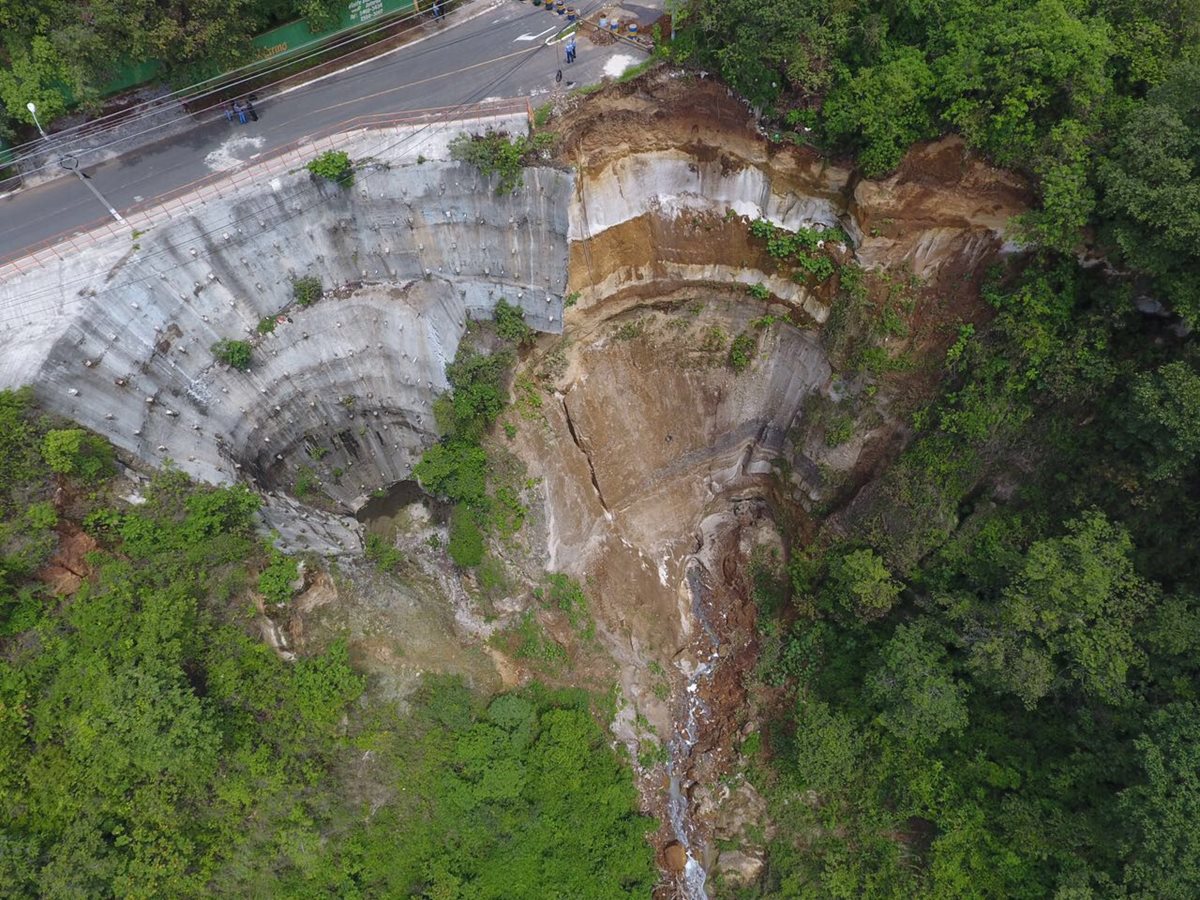 La carencia de drenajes para aguas pluviales y de aguas servidas ocasionó el daño en San Marino, Mixco. (Foto Prensa Libre: Cortesía)