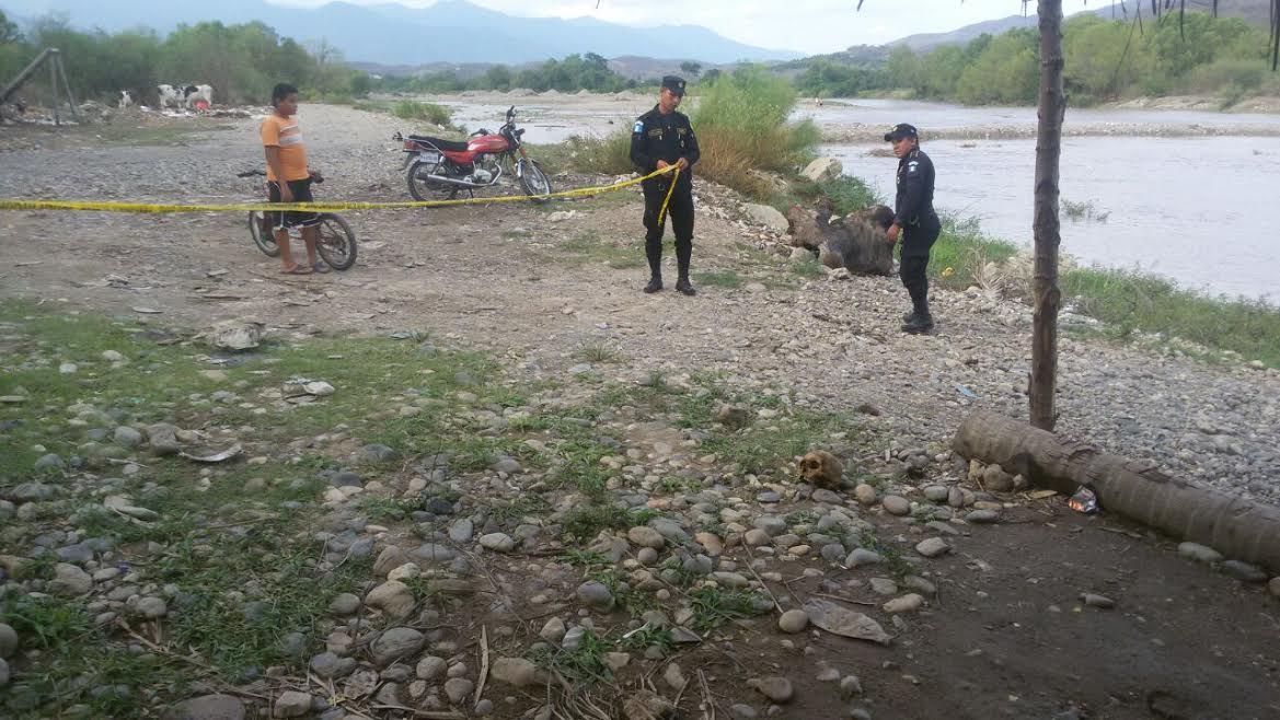 Autoridades resguardan el lugar donde fue localizado un cráneo humano, en Zacapa. (Foto Prensa Libre: Mario Morales)