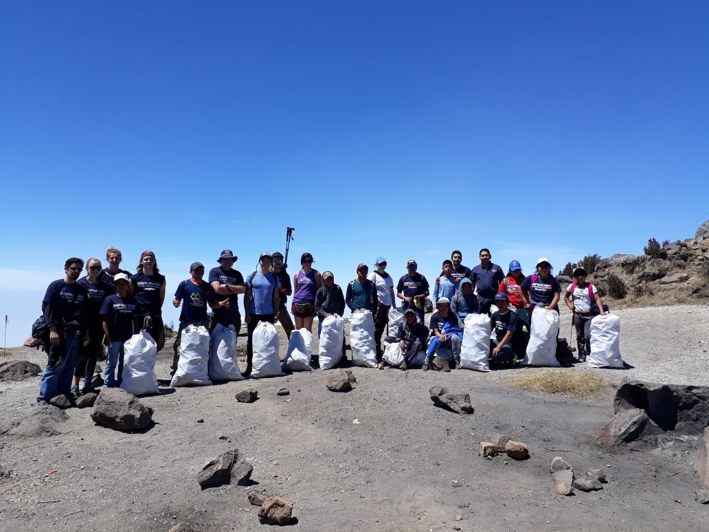Grupo de voluntarios junto a los desechos que recolectó en el volcán Santa María, en Quetzaltenango. (Foto Prensa Libre: Cortesía Inguat).
