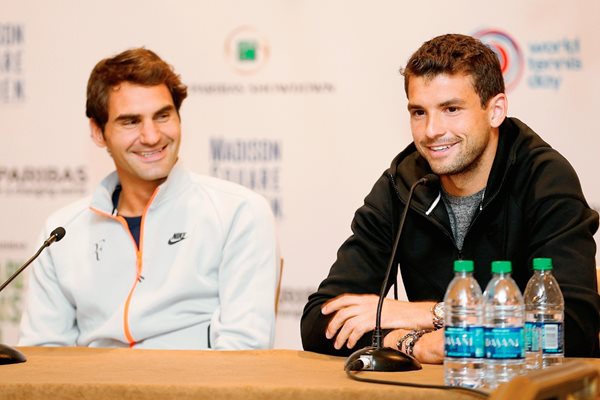 Roger Federer y Grigor Dimitrov hablaron durante la conferencia de prensa. (Foto Prensa Libre: AFP)