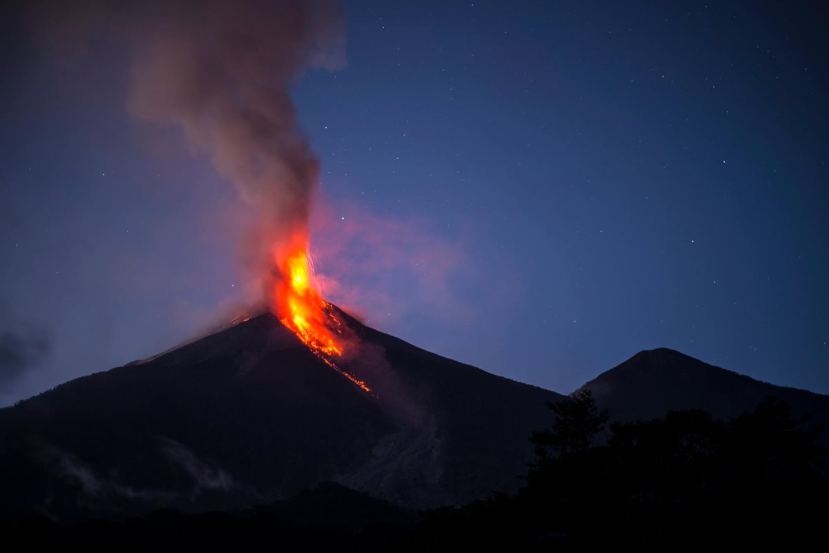 El Volcán de Fuego entra en su décima etapa eruptiva del año. (Foto Prensa Libre: HemerotecaPL)