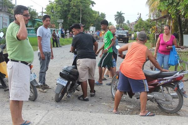 Familiares acuden a la escena del crimen. (Foto Prensa Libre: Edwin Perdomo)<br _mce_bogus="1"/>