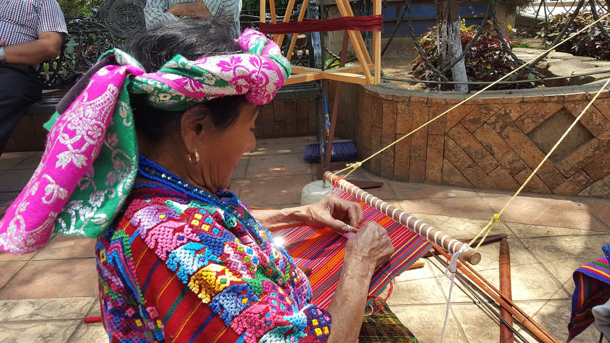 La tejedora María Chile muestra parte de su trabajo, en el parque de Santo Domingo Xenacoj, Sacatepéquez. (Foto Prensa Libre: Julio Sicán)