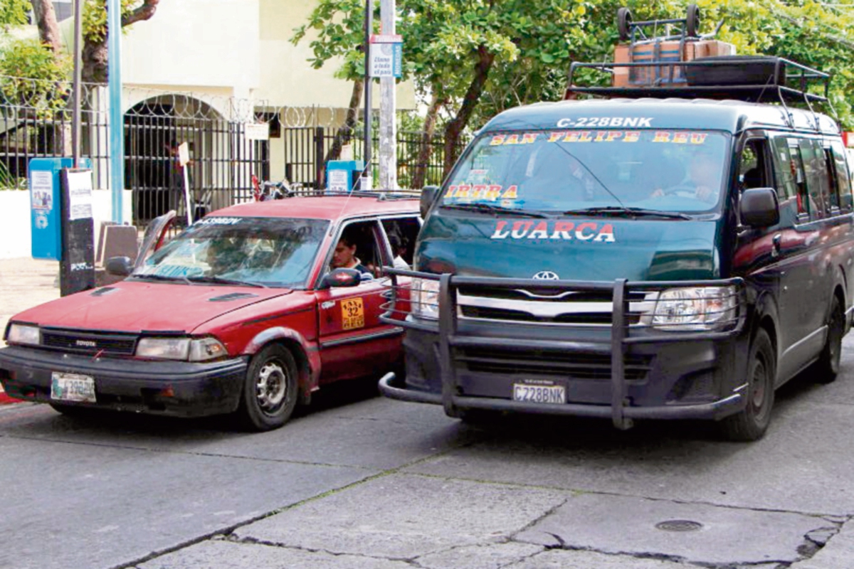 microbuses del transporte extraurbano paran en cualquier parte y causan congestionamientos viales.