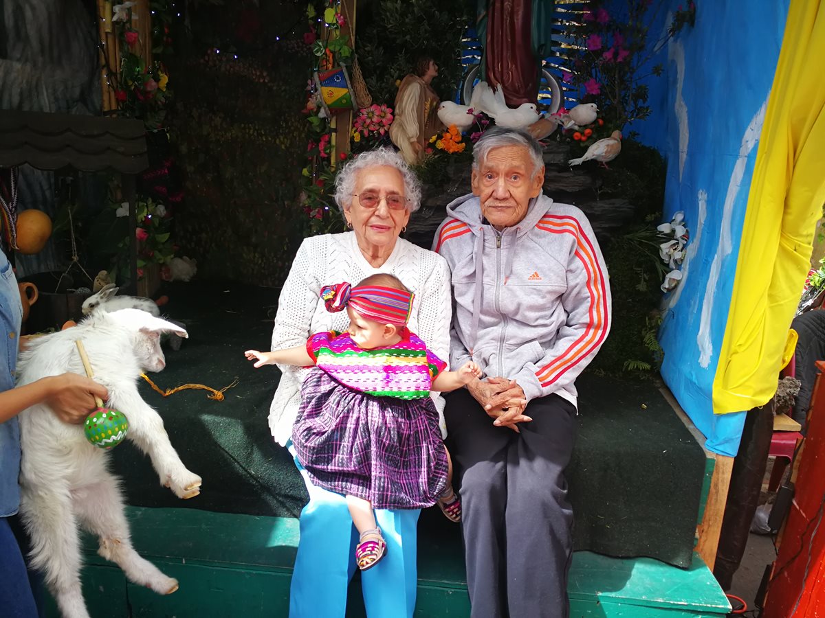 Beatriz Escobar – de suéter blanco – junto a su esposo Daniel Domínguez y su bisnieta Natalie Sofía. (Foto Prensa Libre: Oscar Fernando García).