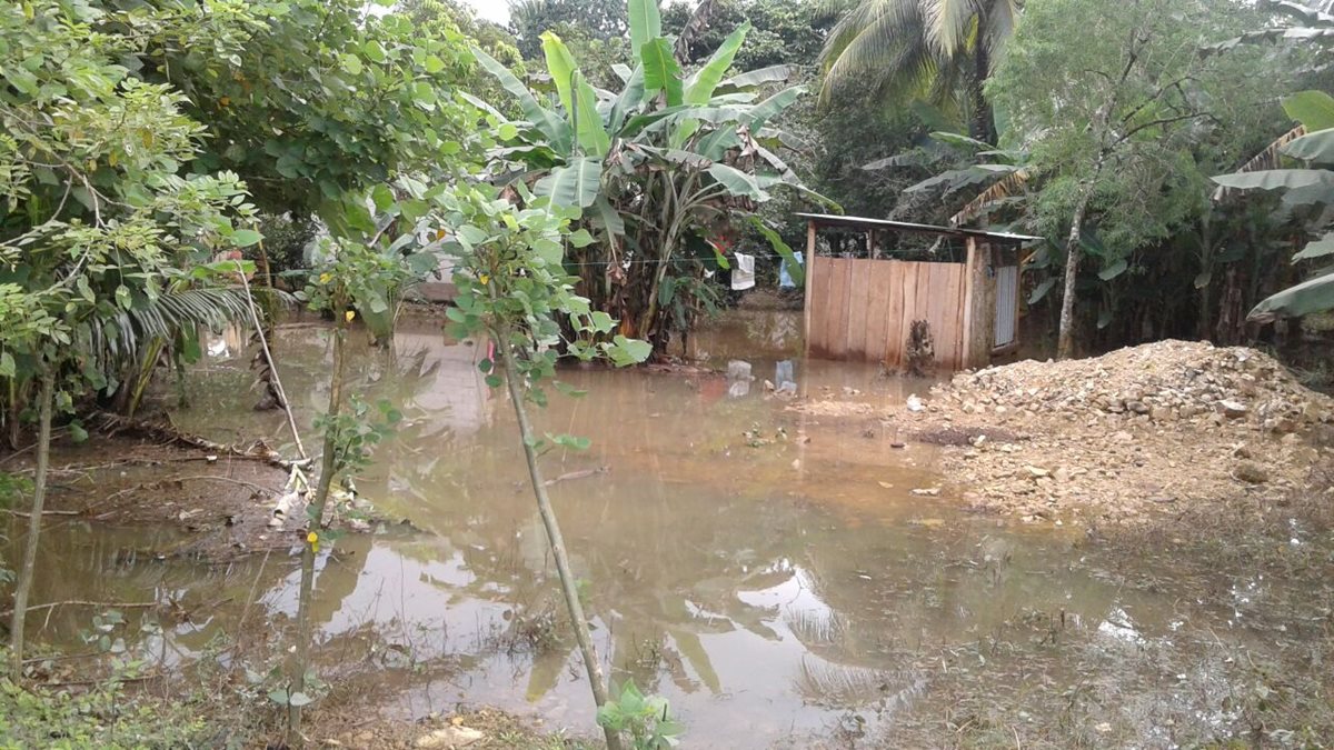 Una de las viviendas anegadas por el desborde de varios riachuelos, en El Chal, Petén. (Foto Prensa Libre: Conred)