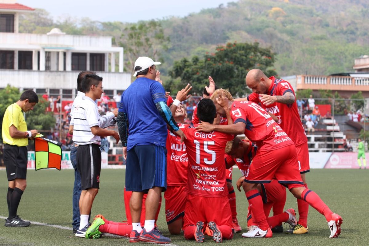 Los jugadores malacatecos festejan la anotación de Manuel Moreno. (Foto Prensa Libre: Raúl Juárez)