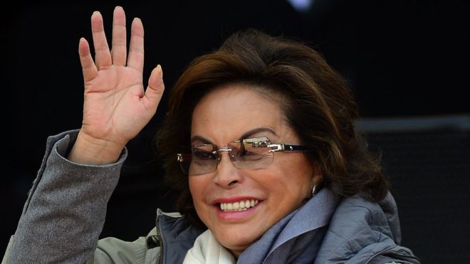 La Maestra fue uno de los personajes más poderosos en los últimos años en la política mexicana. En la imagen de archivo, saluda meses antes de ser arrestada en 2013. (AFP)