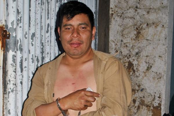 El detenido fue detenido por vecinos y entregado a la Policía. (Foto Prensa Libre: Óscar Figueroa)<br _mce_bogus="1"/>