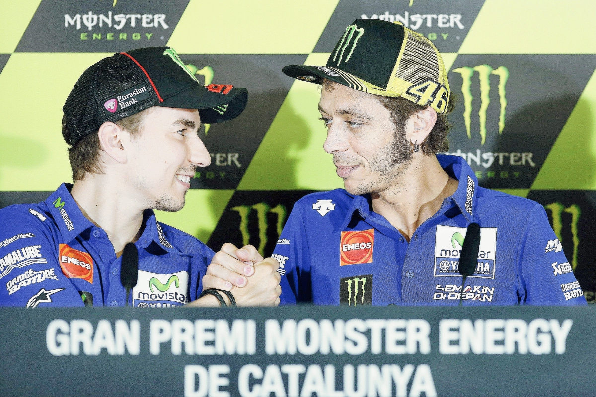 Los pilotos de Yamaha de motoGP Jorge Lorenzo y Valentino Rossi se saludan momentos antes de la rueda de prensa. (Foto Prensa Libre: EFE)
