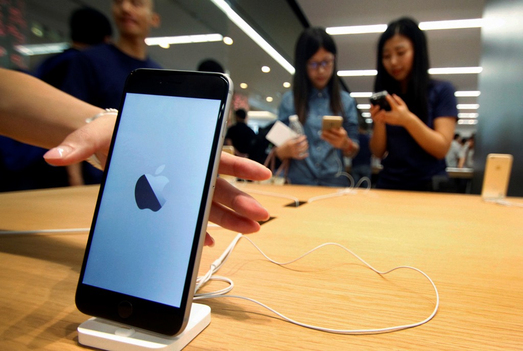 Apple retira aplicaciones de su tienda digital para proteger a usuarios de un posible ataque informático. (Foto Prensa Libre: AP)