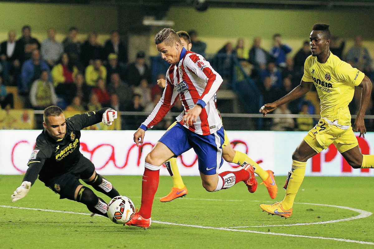 El portero del Villarreal Sergio Asenjo no pudo detener a Fernando Torres, quien anotó el gol del triunfo del Atlético. (Foto Prensa Libre: AFP).