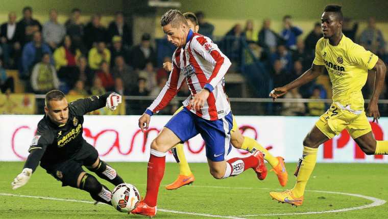 El portero del Villarreal Sergio Asenjo no pudo detener a Fernando Torres, quien anotó el gol del triunfo del Atlético. (Foto Prensa Libre: AFP).
