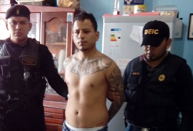 Mario Isaac Guzmán es custodiado por agentes de la PNC en Chinautla, Guatemala. (Foto Prensa Libre: PNC)