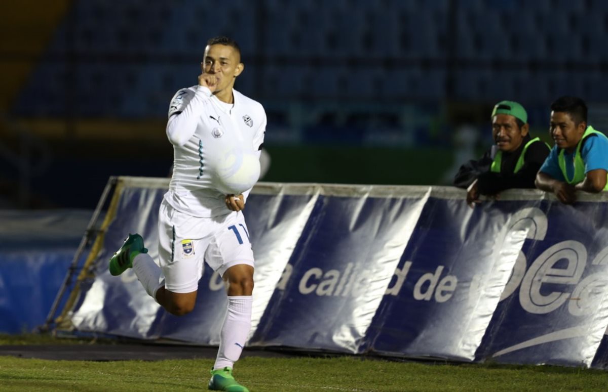 Marvin Ceballos tuvo una dedicatoria especial durante su celebración del gol. (Foto Prensa Libre: Francisco Sánchez)