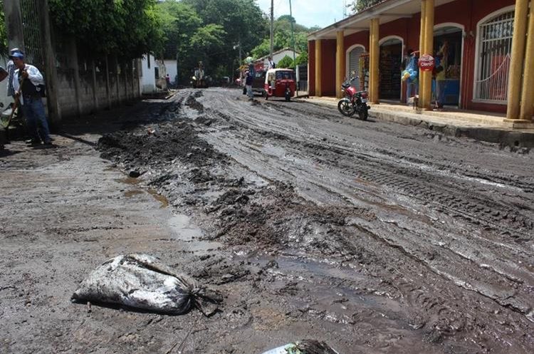 Lodo y trozos de árboles fueron arrastrados por una correntada en Jerez, en junio último. (Foto HemerotecaPL)