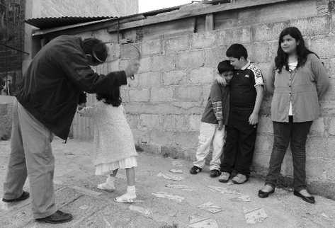 Dramatización de la tradición de pegar a los niños el Sábado de Gloria  para que crecieran pronto y  castigarlos por portarse mal en  Cuaresma y Semana Santa.