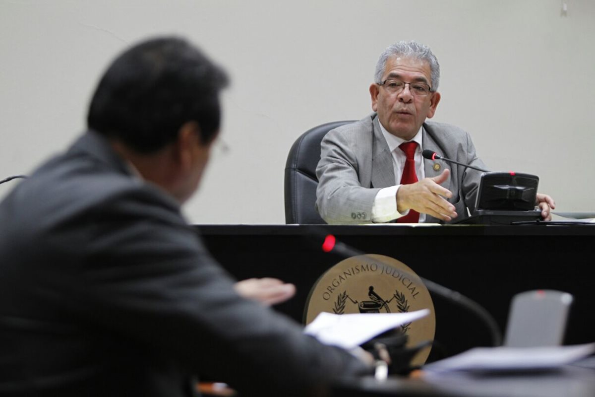 Juez Miguel Ángel Gálvez y el abogado César Calderón en audiencia por recusación. (Foto Prensa Libre: Paulo Raquec)