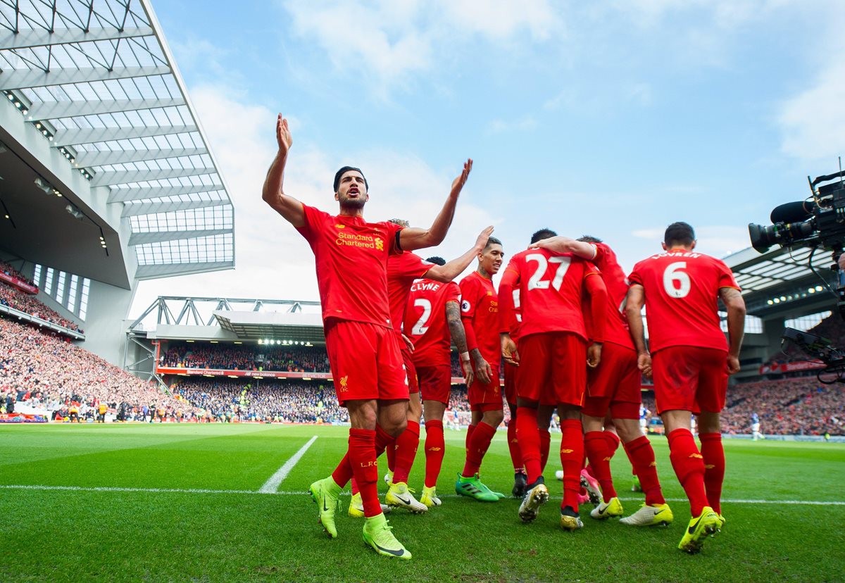 Los jugadores del Liverpool festejaron frente a sus aficionados, en Anfield. (Foto Prensa Libre: EFE)