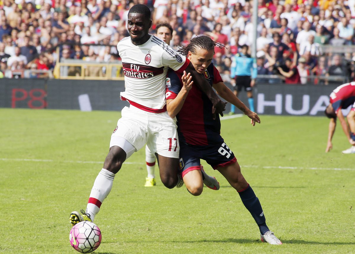 Cristian Zapata y Diego Laxalt buscan quedarse con el balón durante el encuentro entre el AC Milan y el Génova. (Foto Prensa Libre. AFP)