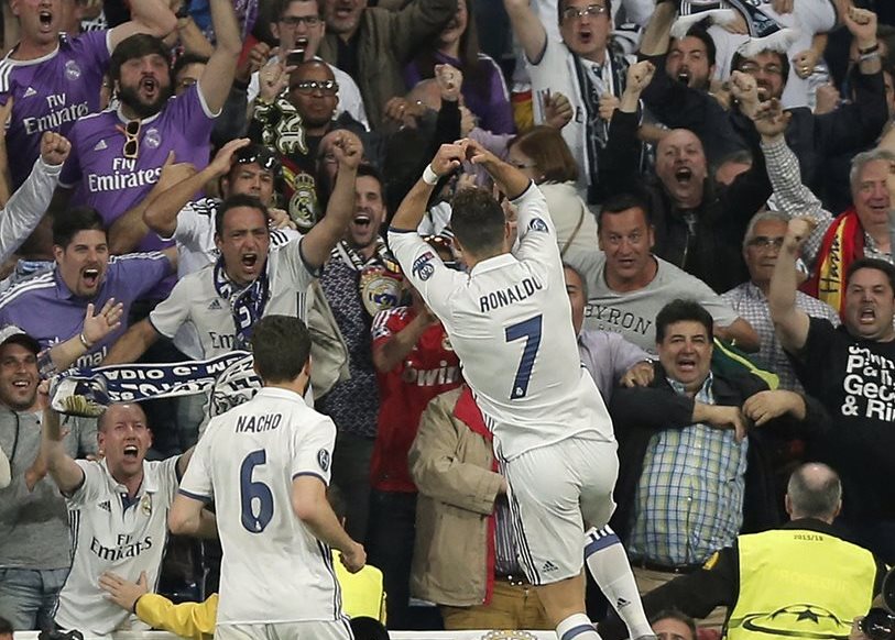 Nacho observa a Cristiano que festeja frente a sus seguidores el 3-0.